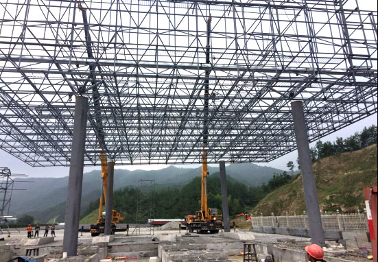 施工中的岳西至武汉高速公路安徽段钢结构雨...
